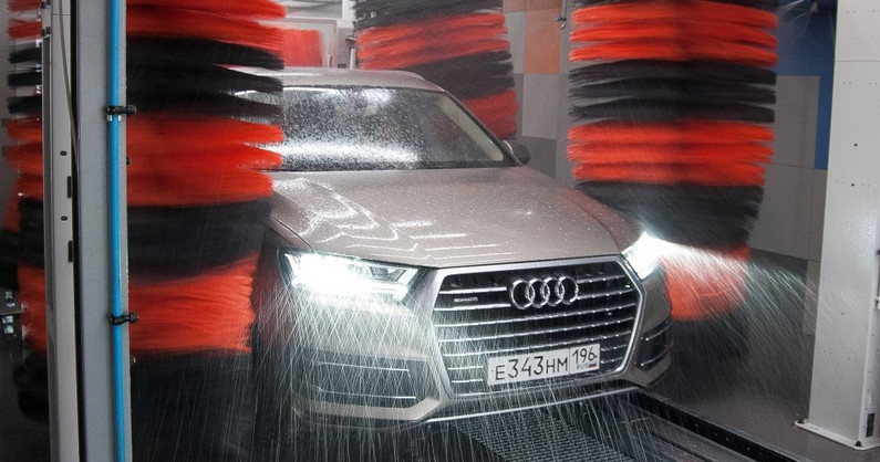 Конвейерная мойка автомобиля по программе «Максимум» в сети быстрых автомоек «Aquagizer».